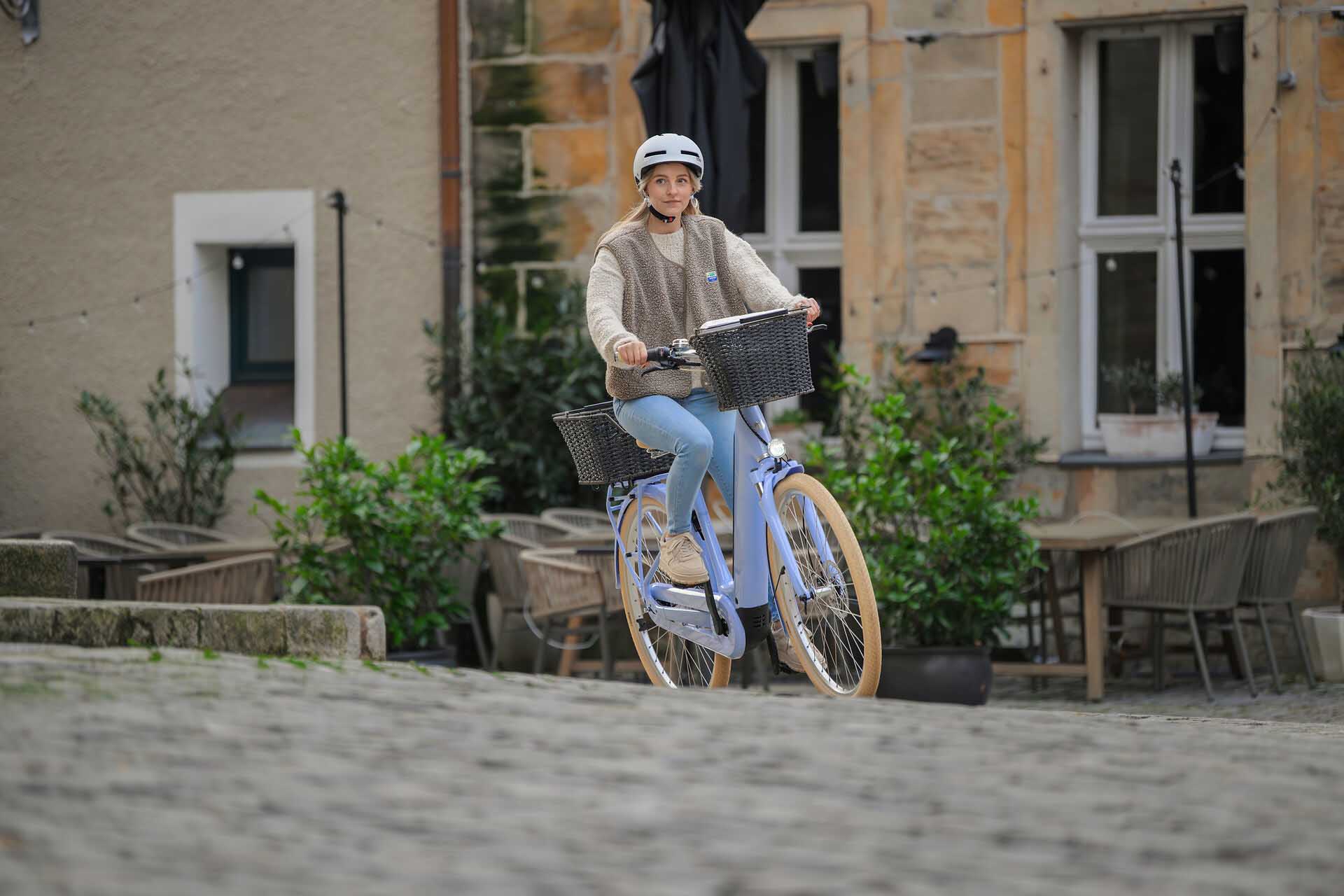 Komfortables CUBE E-Bike in der Stadt unterwegs