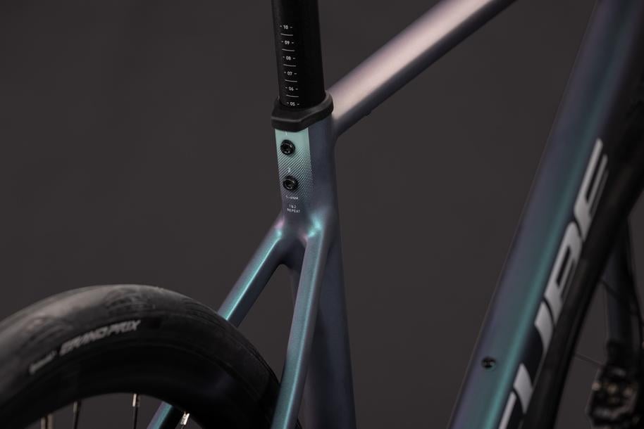 CUBE 27 Attain Race smaragdgrey n white