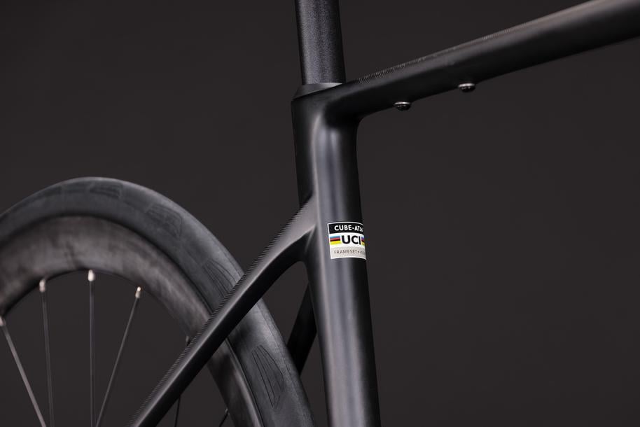 CUBE 27 Attain C:62 Race carbon n coalchrome