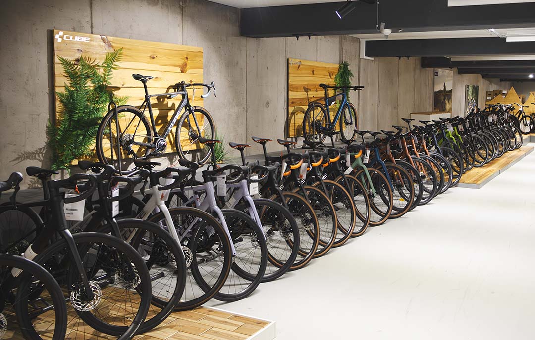 Innenaufnahme des HOT.BIKE CUBE Stores in Freiburg – E-Bikes & Fahrräder