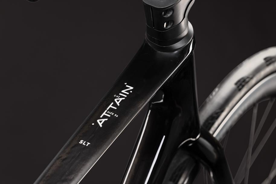 CUBE 27 Attain C:62 SLT carbon n white