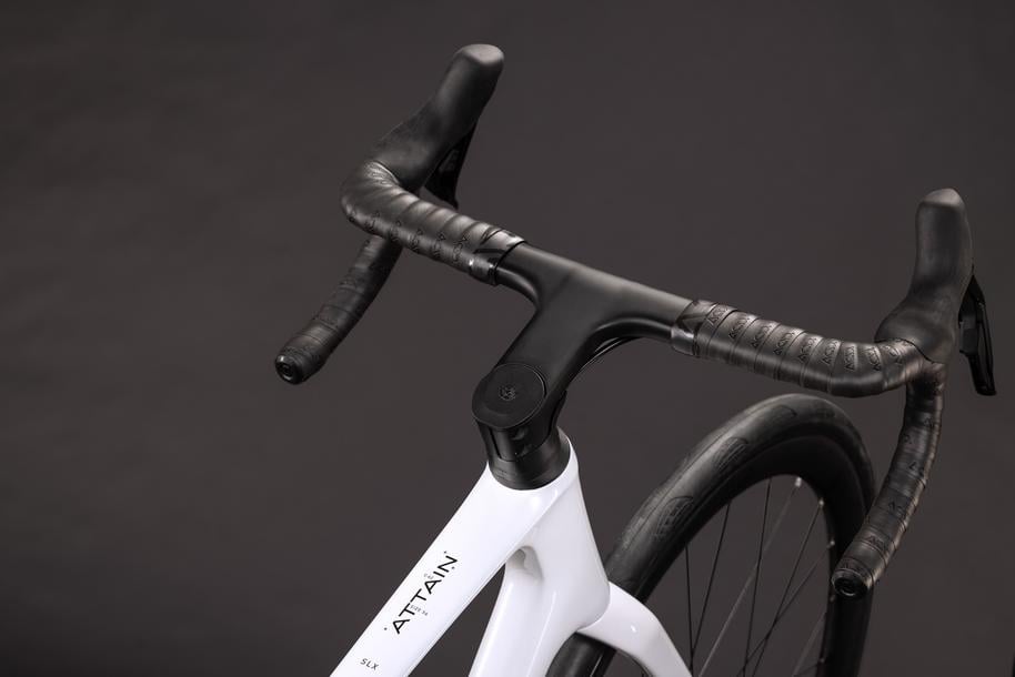 CUBE 27 Attain C:62 SLX metallicwhite n black