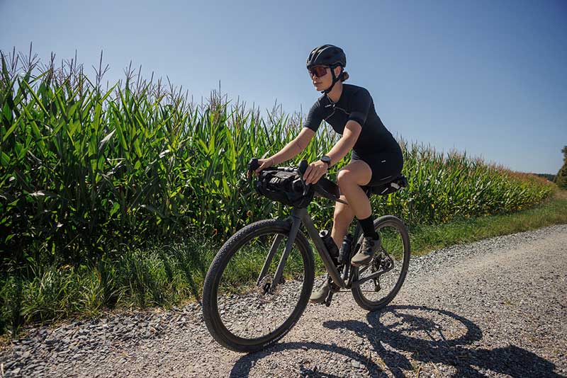CUBE Gravelbike auf Schotterweg in der Natur