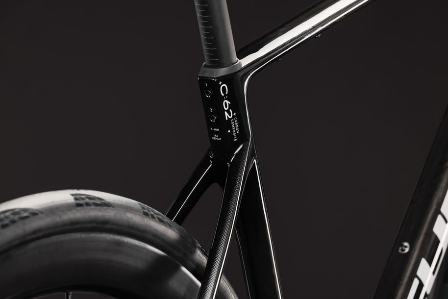 CUBE 27 Attain C:62 SLT carbon n white