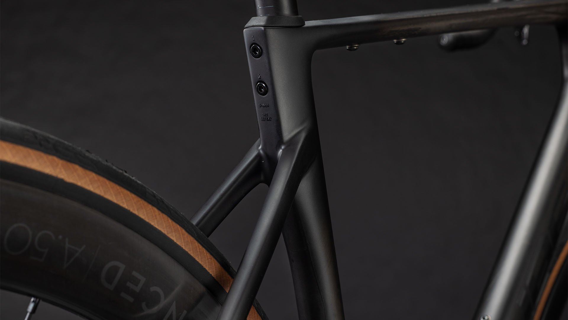 CUBE 26 Attain C:62 SLT carbon n coalchrome