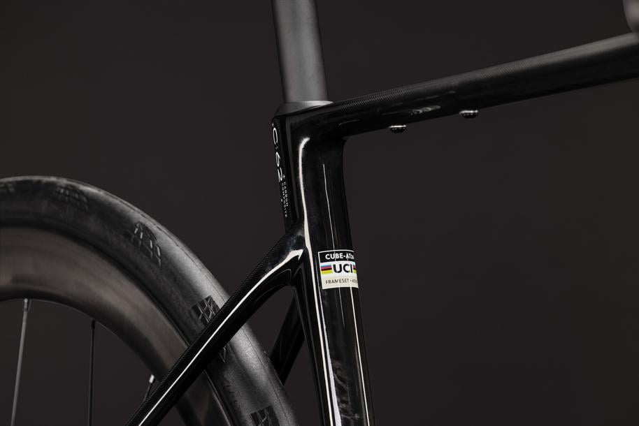 CUBE 27 Attain C:62 SLT carbon n white