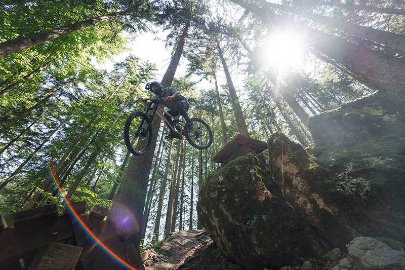 CUBE Fully MTB bei Abfahrt im Gelände