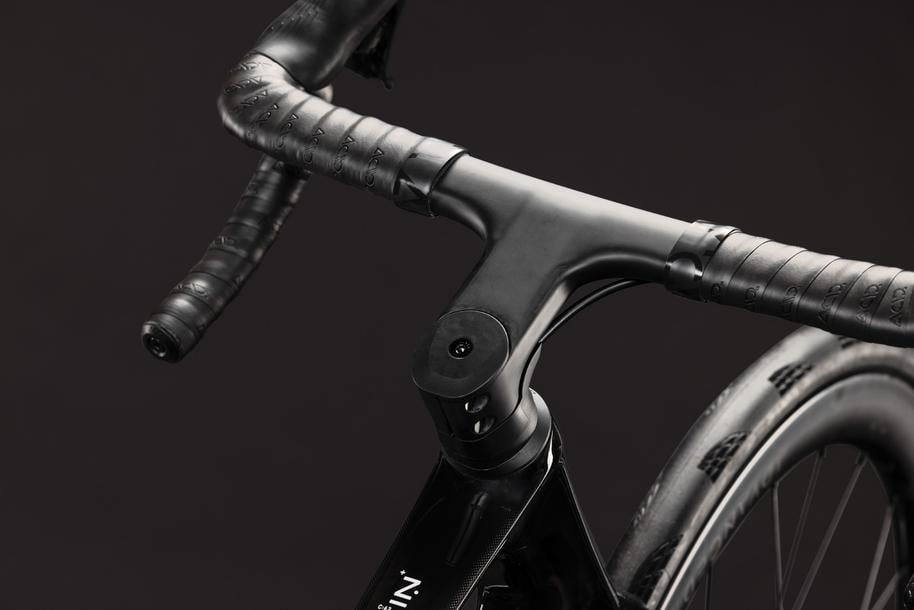 CUBE 27 Attain C:62 SLT carbon n white