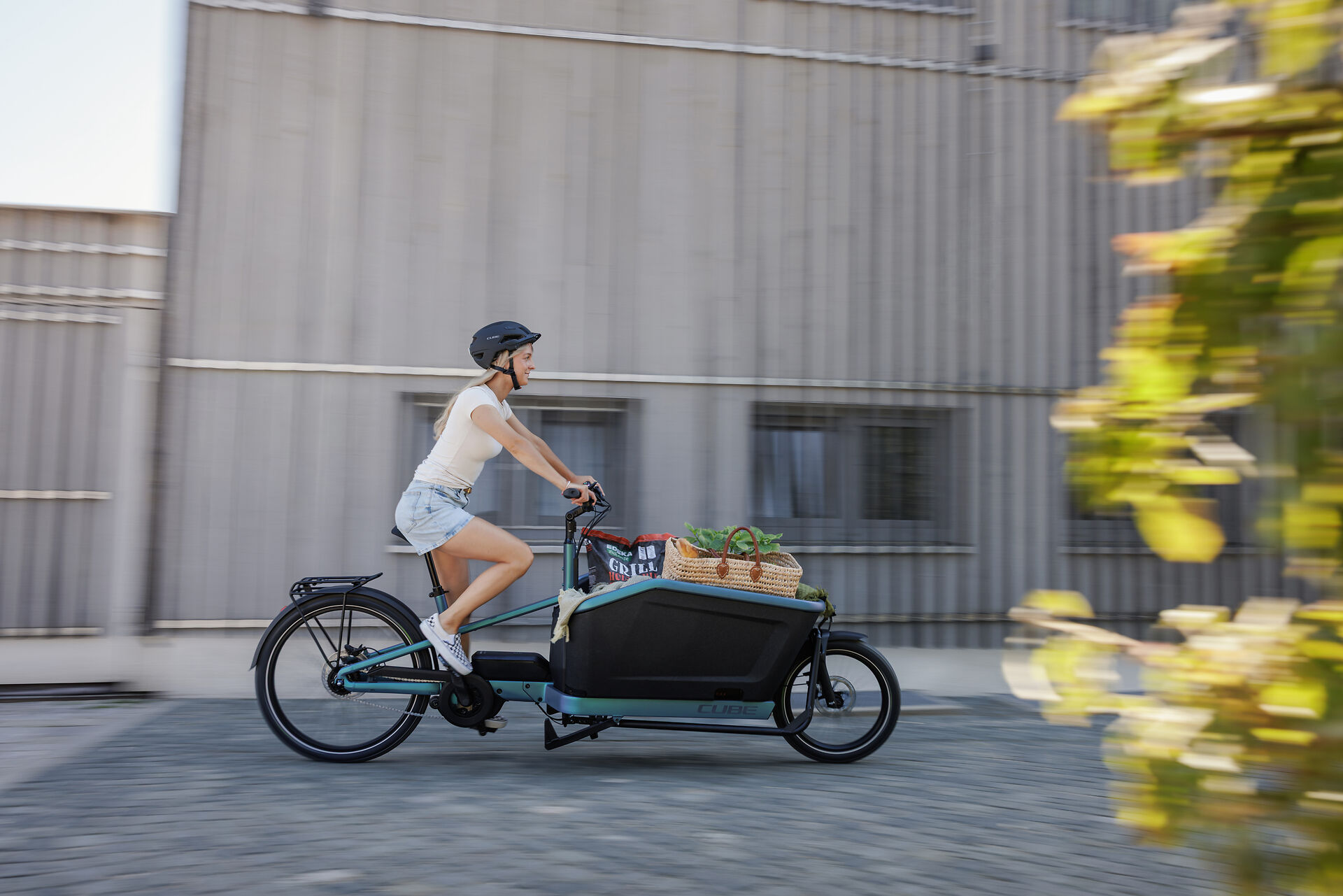 CUBE E-Cargobike mit Gepäck auf urbaner Strecke